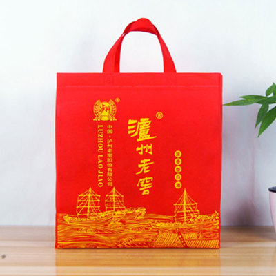 瀘州老窖無紡布酒水包裝袋在哪里定做的？